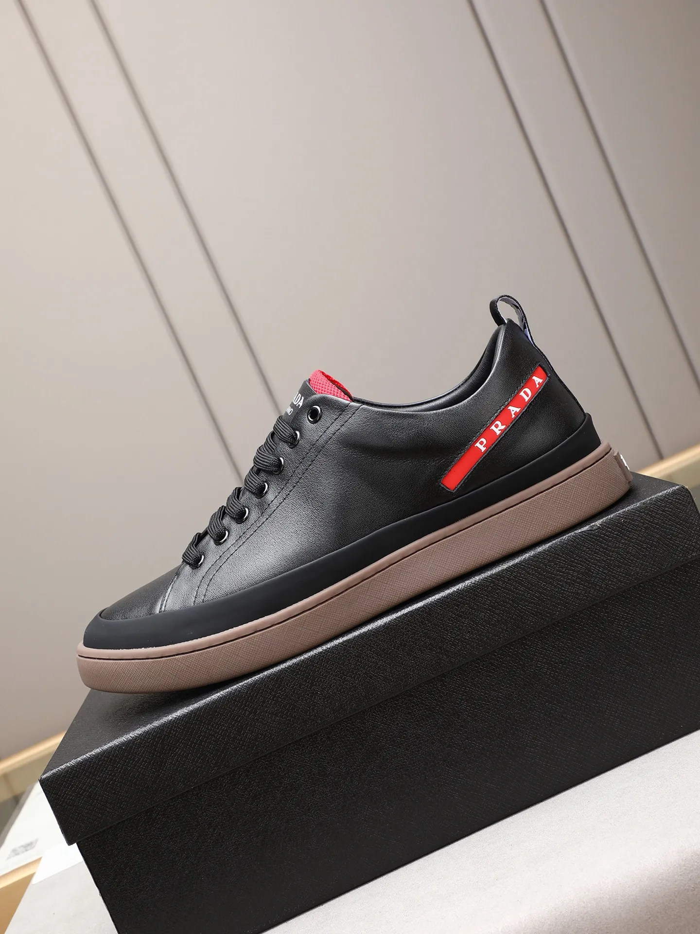 Men's shoes💰420💰 Brand: PRADA (Prada) Standard code: Men's code 38–44 (45 can be customized) Material: Original cowhide, breathable sheep lining Special outsole Style category: Men's fashionable casual sneakers Low-key luxury! Color: actual picture color